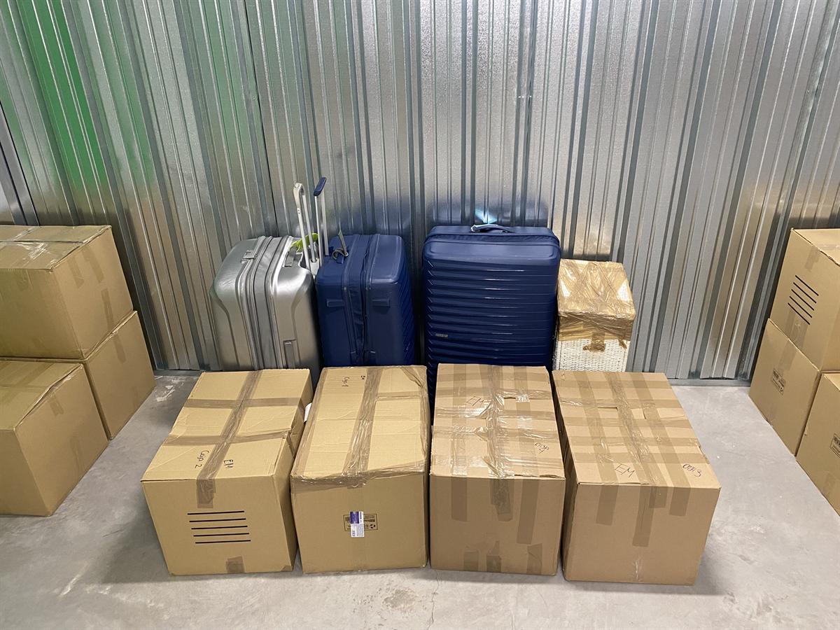Trastero de LetsBoxIt con cajas de mudanza numeradas y maletas de estudiantes ordenadas