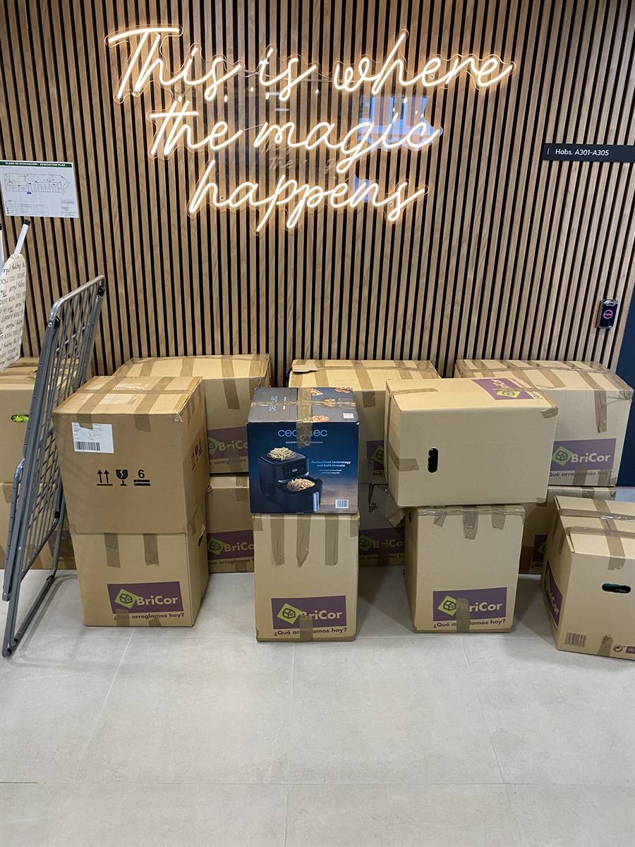 Cajas de mudanza LetsBoxIt entregadas y colocadas en el hall de la residencia universitaria Nido Príncipe Pío de Madrid
